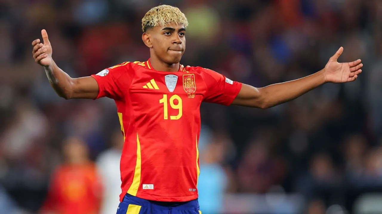 Lamine Yamal aquecendo no banco de reservas da seleção espanhola antes da estreia na Copa do Mundo 2026