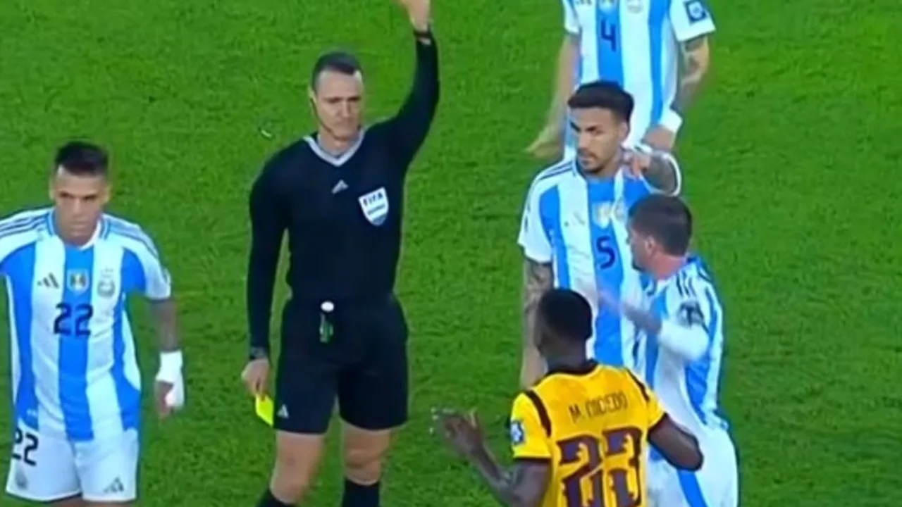 Moisés Caicedo na beira do campo durante partida da Copa do Mundo 2026, aguardando para retornar ao gramado