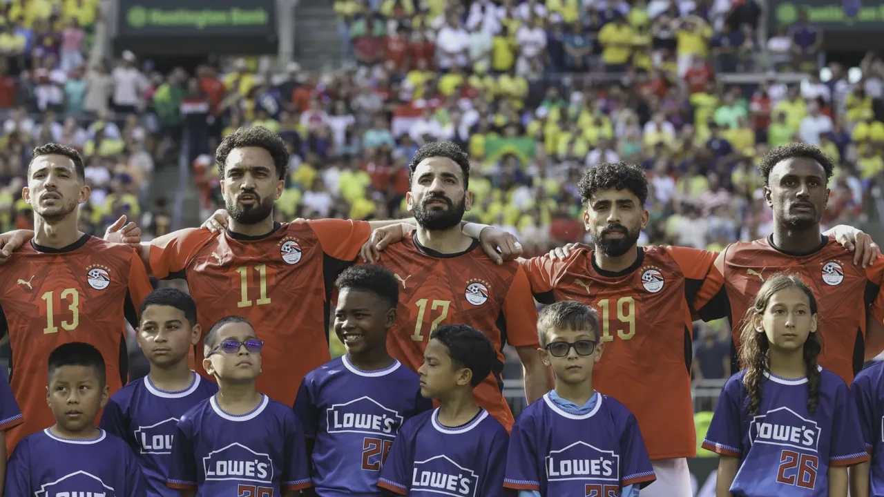 Camisa da seleção do Egito sem estrelas ao lado da camisa do Uruguai com quatro estrelas na Copa do Mundo 2026