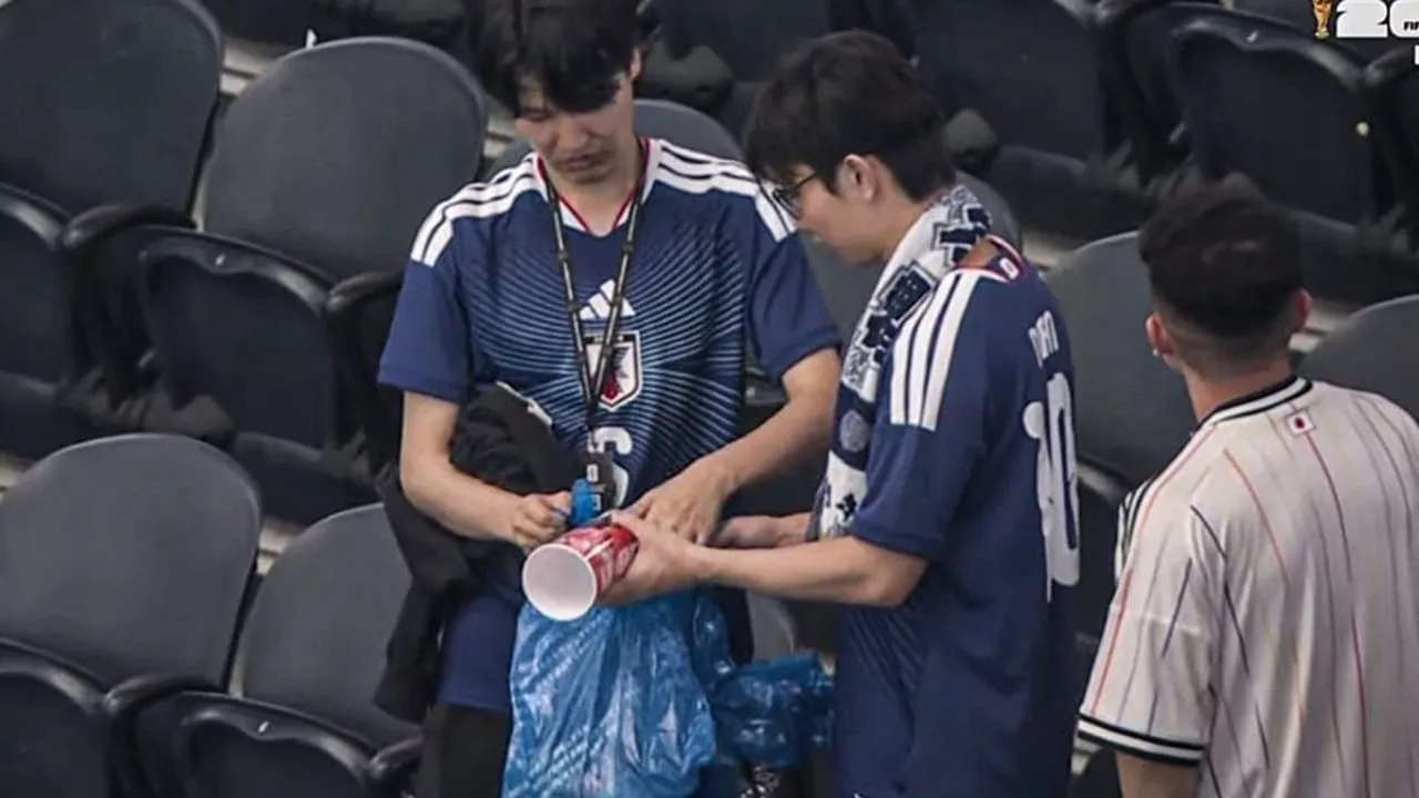 Torcedores japoneses com sacos plásticos recolhendo lixo nas arquibancadas do Estádio de Dallas após jogo da Copa 2026