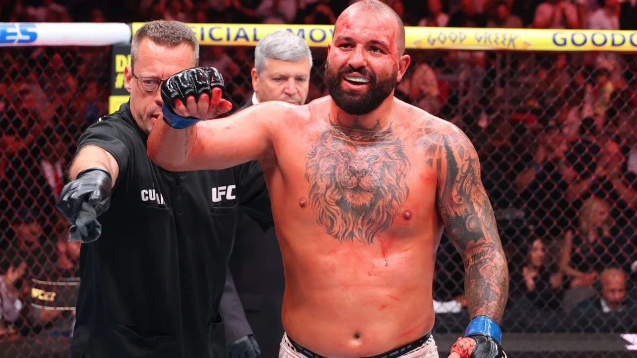 Derrick Lewis no octógono do UFC Freedom 250 no gramado da Casa Branca em Washington D.C.