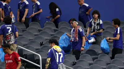 Por que os japoneses carregam sacos de lixo para dentro de um estádio de Copa