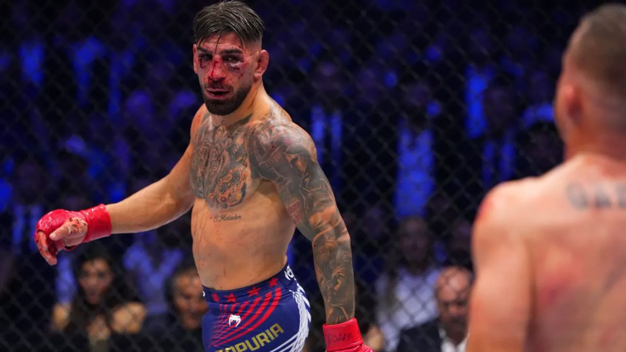 Justin Gaethje celebra vitória por nocaute técnico sobre Ilia Topuria no UFC Freedom 250 na Casa Branca