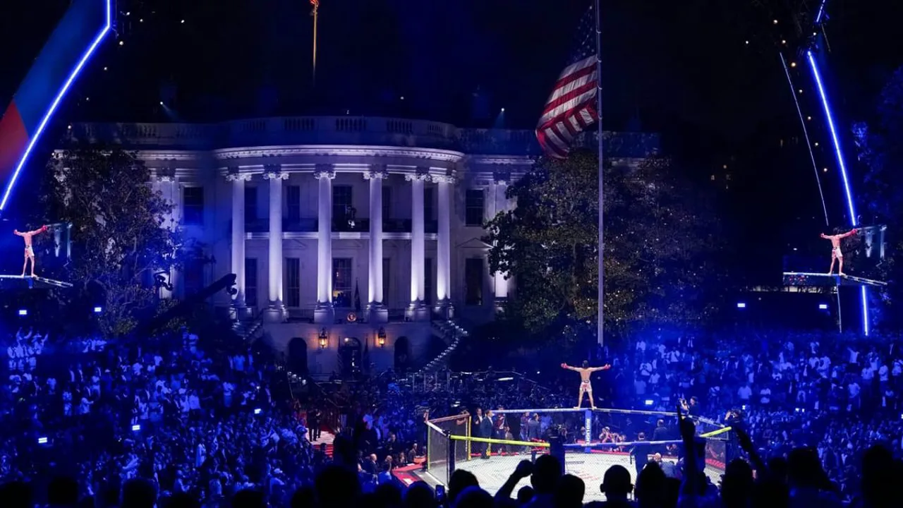 Octógono do UFC instalado no gramado sul da Casa Branca durante o evento UFC Freedom 250 em 14 de junho