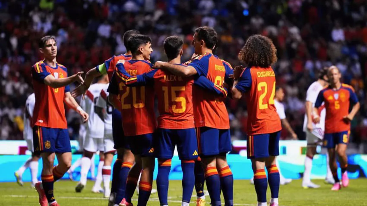 Jogadores da Espanha e Bélgica em campo durante partida da Copa do Mundo 2026 com estádio lotado