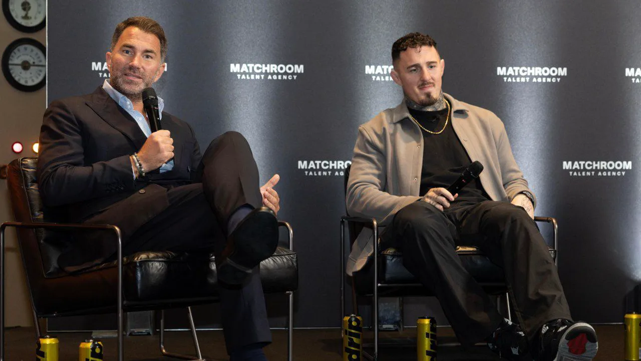 Eddie Hearn e Tom Aspinall conversam em evento de boxe, abril de 2026