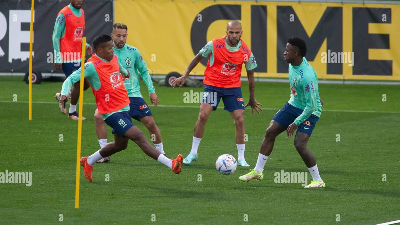 Vinícius Júnior em coletiva pós-jogo na Copa do Mundo 2026 com microfone e tradutores ao fundo