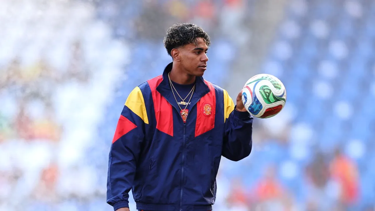 Pau Cubarsí, zagueiro de 19 anos do Barcelona, em ação pela seleção espanhola na preparação para a Copa do Mundo 2026