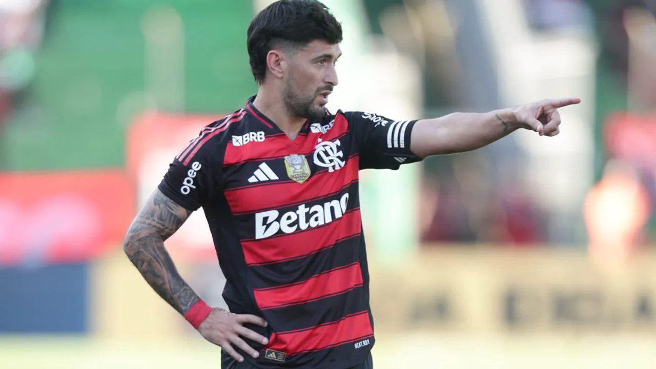 Arrascaeta com a camisa do Uruguai durante concentração para a Copa do Mundo 2026, com expressão de dor na panturrilha direita