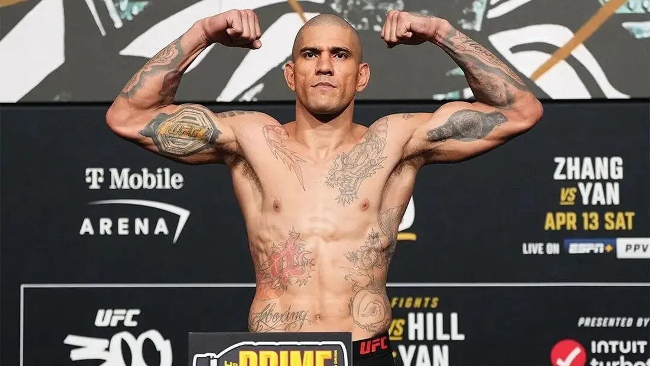 Jon Jones aponta para o cinturão dos pesados enquanto Alex Pereira observa ao fundo no octógono do UFC