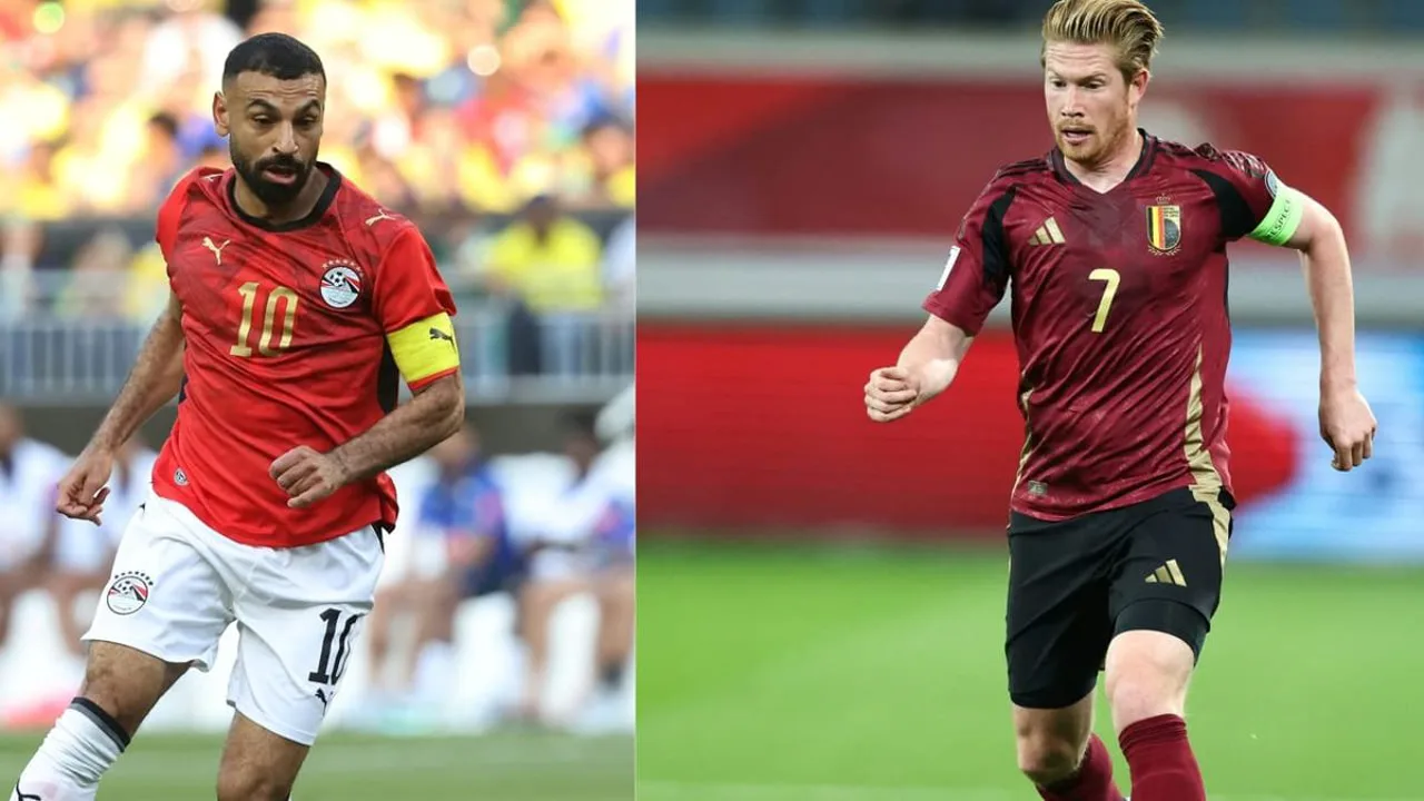 Mohamed Salah e Kevin De Bruyne frente a frente em campo durante partida de Copa do Mundo