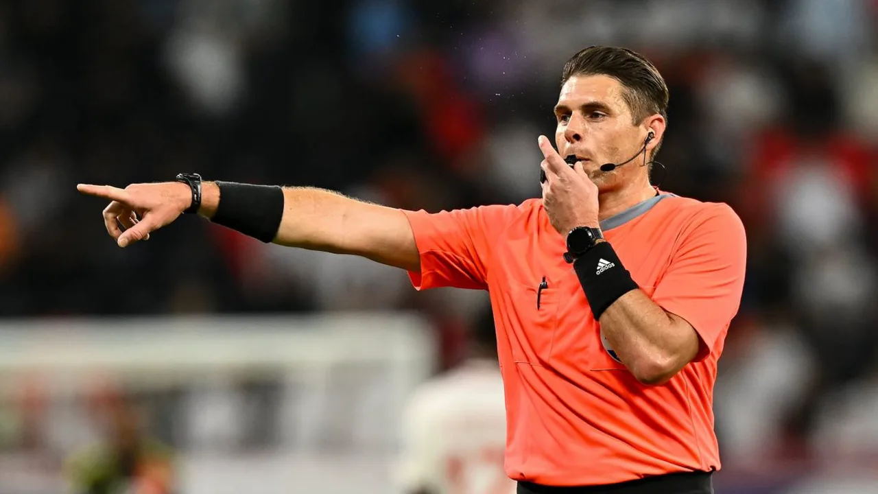 Árbitro do VAR diante dos monitores durante partida da Copa do Mundo 2026, com câmeras ao redor
