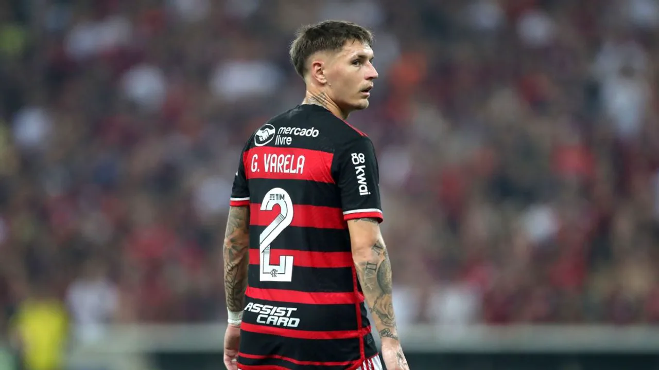 Guillermo Varela com a camisa da seleção uruguaia em campo durante partida da Copa do Mundo 2026
