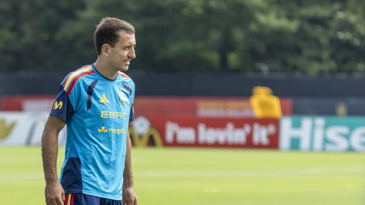 Mikel Oyarzabal em coletiva de imprensa durante preparação da Espanha para a Copa do Mundo 2026