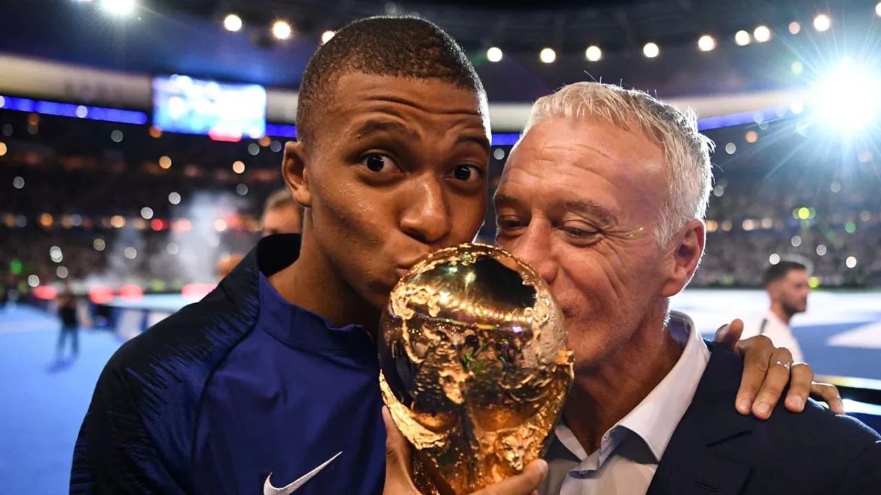 Didier Deschamps em coletiva de imprensa com a seleção francesa antes da Copa do Mundo
