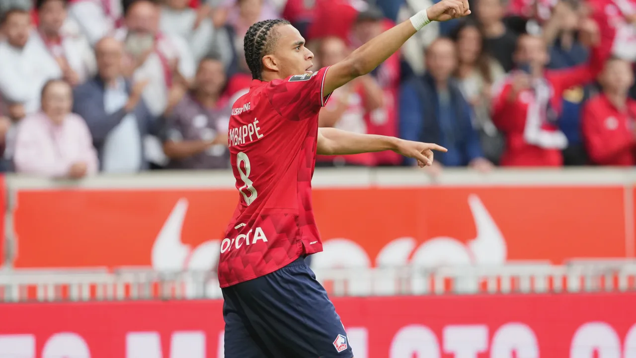 Kylian Mbappé e Sadio Mané frente a frente no MetLife Stadium durante estreia da Copa do Mundo 2026