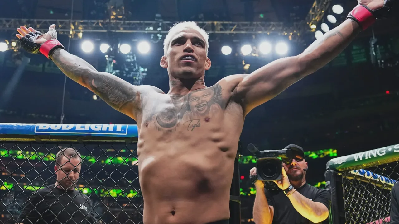 Ciryl Gane celebra nocaute sobre Alex Pereira no UFC Casa Branca, com Tom Aspinall ao fundo reagindo