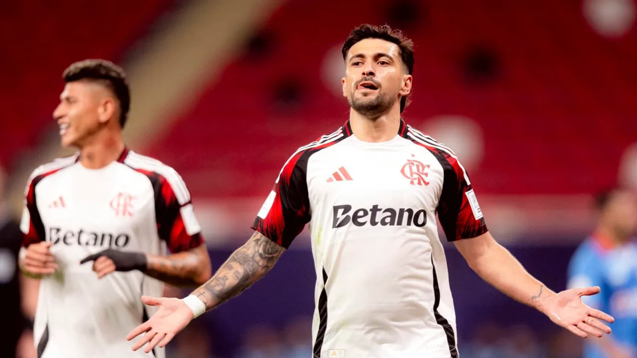 Giorgian de Arrascaeta com a camisa da seleção uruguaia em campo durante partida das Eliminatórias