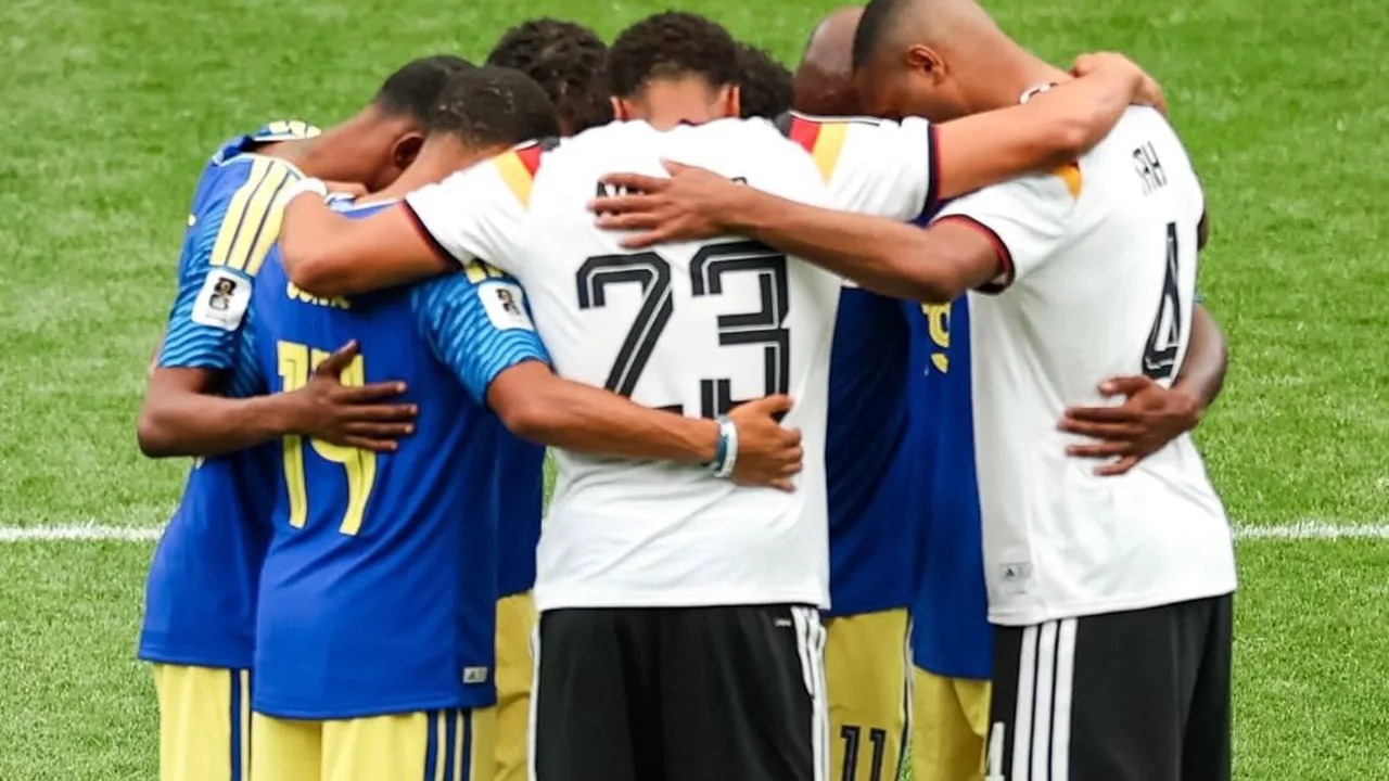 Jogadores de Alemanha e Curaçao em roda de oração no gramado do NRG Stadium após jogo da Copa do Mundo 2026