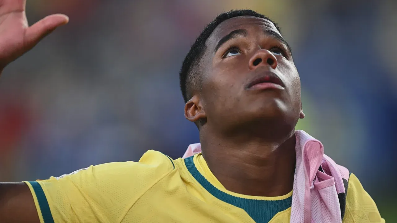 Endrick no banco de reservas durante a estreia do Brasil contra Marrocos na Copa do Mundo 2026
