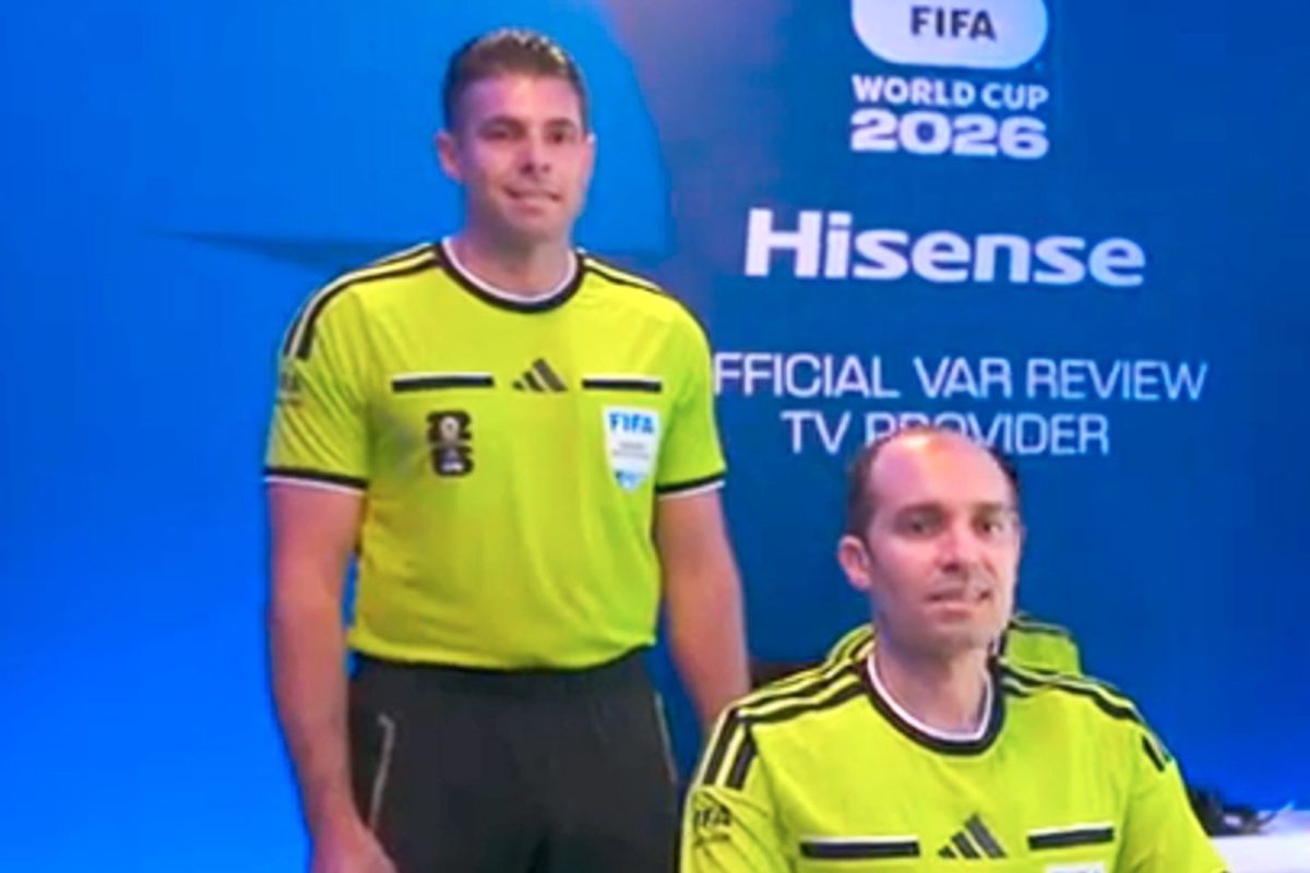 O gesto de Shaun Evans e o que as imagens mostram FIFA inocenta árbitro australi