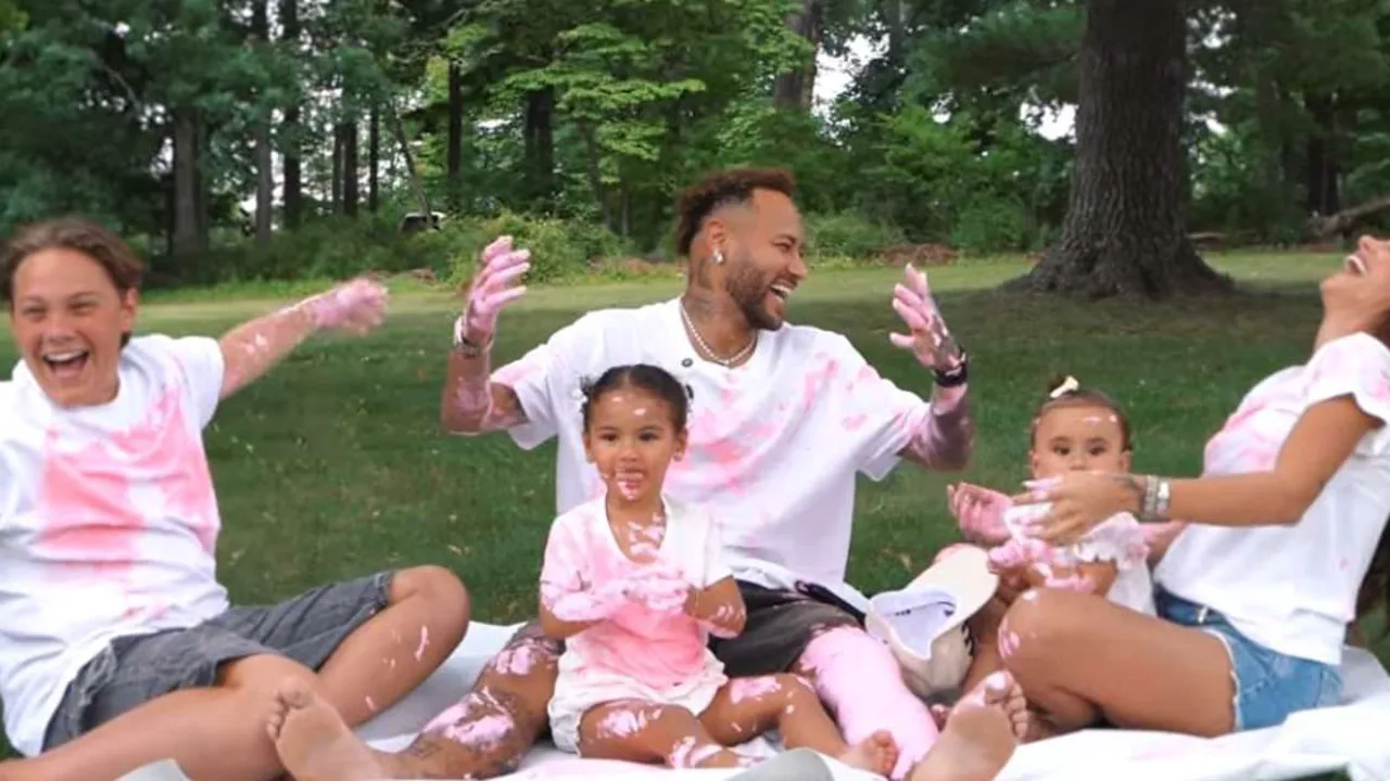 Neymar com Bruna Biancardi e filhos no chá revelação, enquanto Amanda Kimberlly e Helena ficam de fora