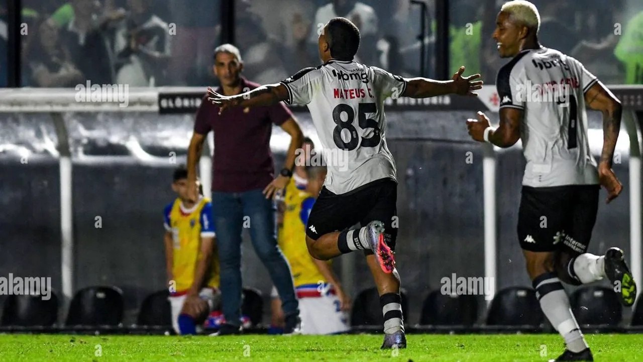 Fellipe Mateus comemora gol pelo Criciúma contra o Ceará no Estádio Heriberto Hülse pela Série B 2026