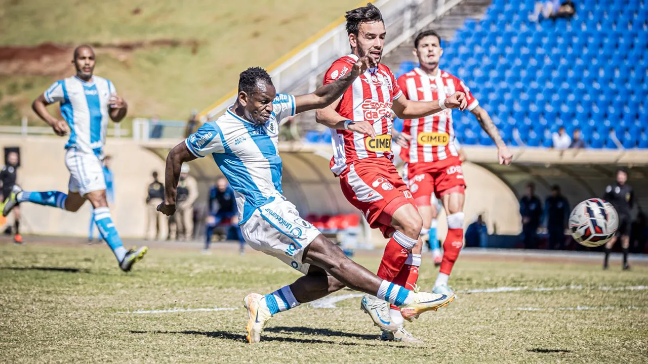 Jogadores do Londrina celebram gol de virada sobre o Avaí no Estádio Jacy Scaff pela Série B 2026