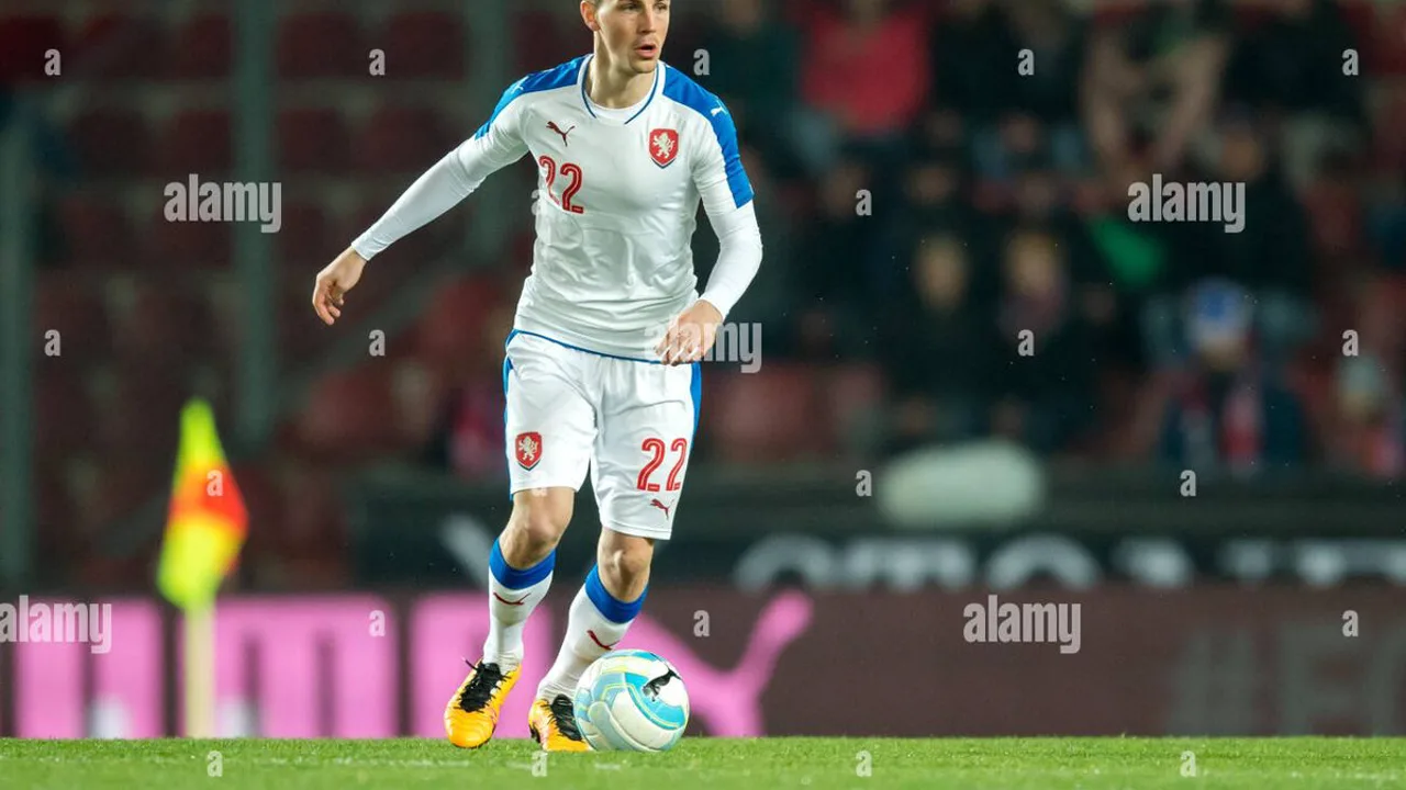 Vladimir Petkovic em coletiva pré-jogo da Copa do Mundo 2026, com escudo da Argélia ao fundo
