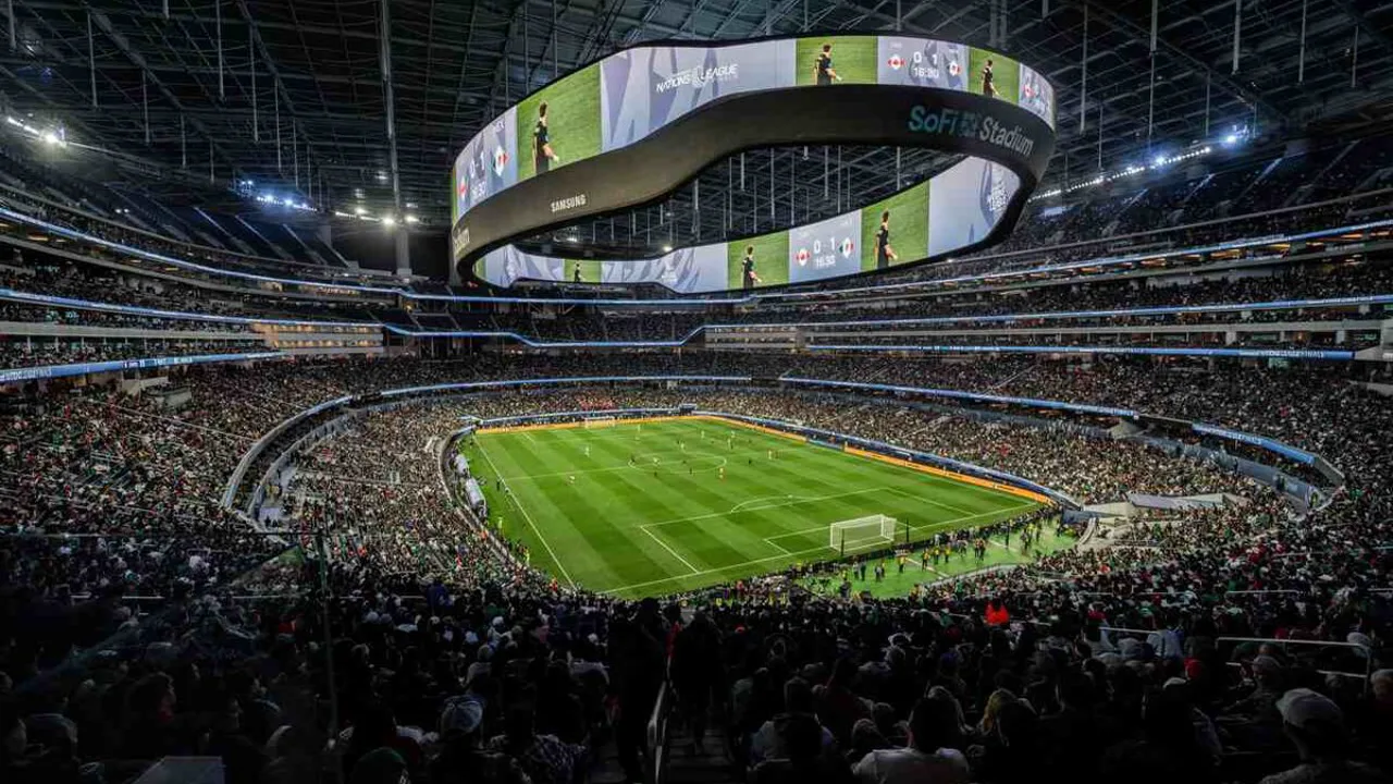 Vista interna do SoFi Stadium lotado com a Tela Infinita iluminada durante jogo da Copa do Mundo 2026 em Inglewood