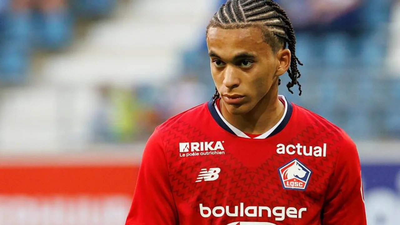 Mbappé com a camisa da França em campo durante partida da Copa do Mundo, expressão concentrada