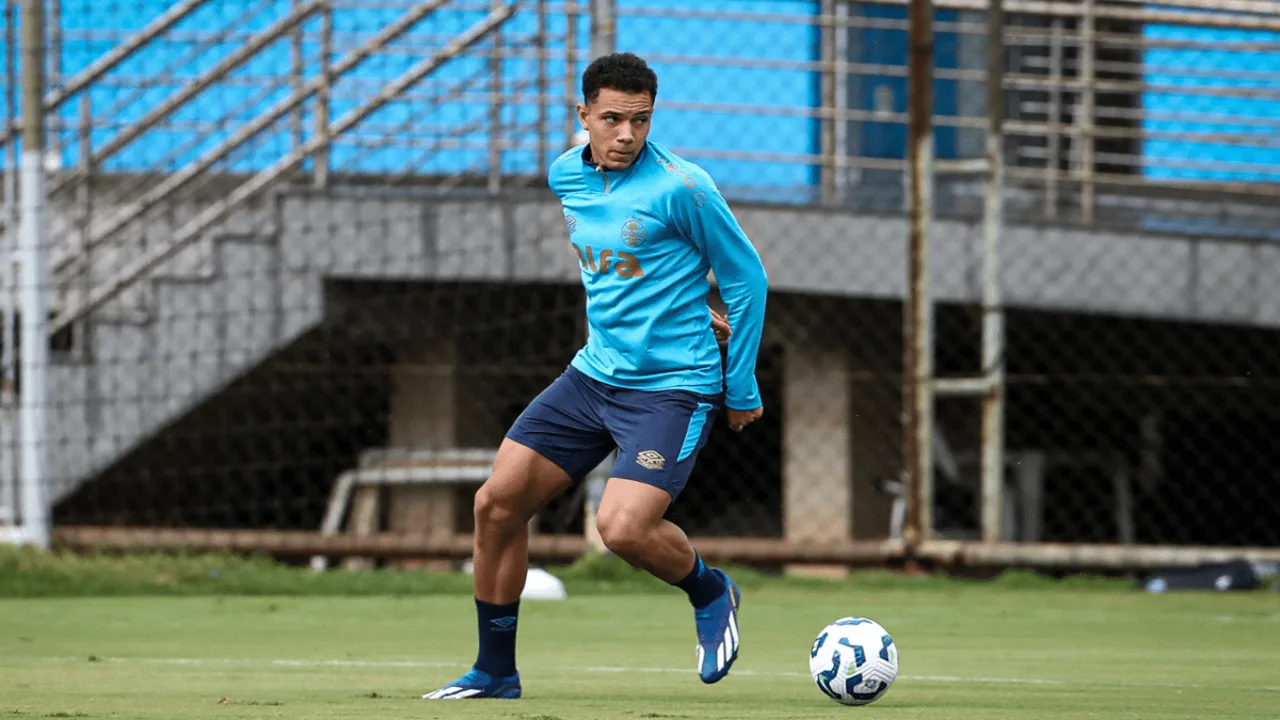 Viery, zagueiro do Grêmio, camisa 44, em ação defensiva no Brasileirão Série A 2026