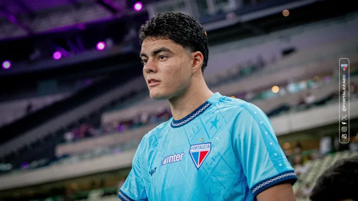 Kauã Rocha, zagueiro do Fortaleza com a camisa 33, em posição defensiva durante partida do Brasileirão 2026