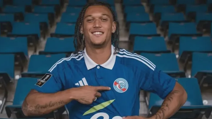 Diego Moreira, meia do Strasbourg, com a camisa 7 em campo pela Ligue 1 na temporada 2025/2026