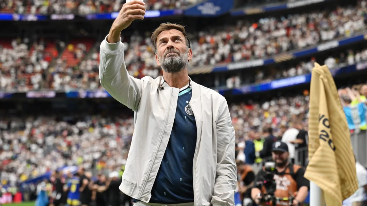 Jürgen Klopp como comentarista na MagentaTV durante a Copa do Mundo 2026, microfone na mão