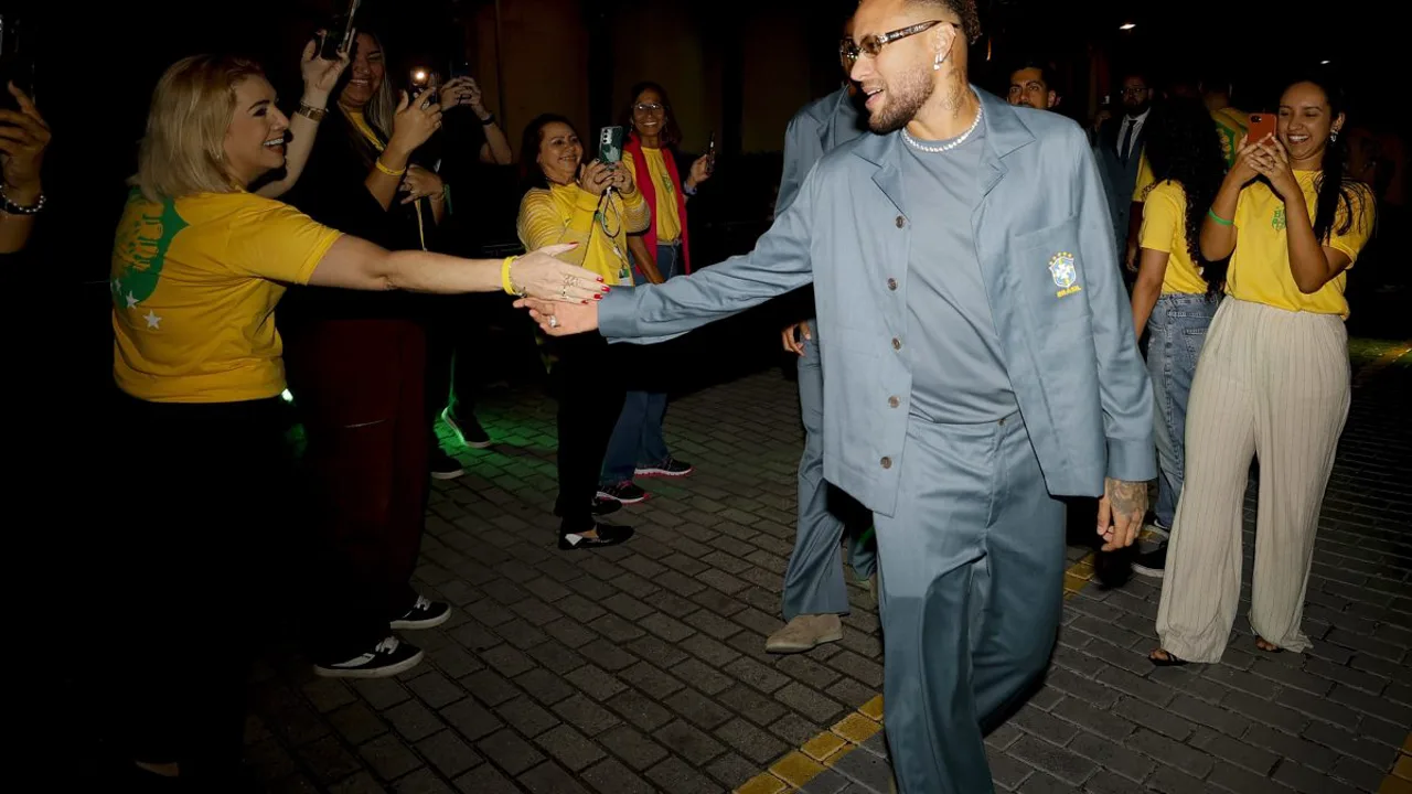 Neymar com a camisa 10 da Seleção Brasileira sorrindo durante embarque para a Copa do Mundo 2026