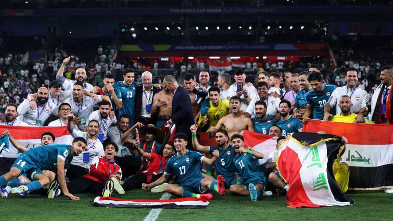 Jogadores do Iraque celebrando classificação para a Copa do Mundo 2026, com bandeira iraquiana ao fundo
