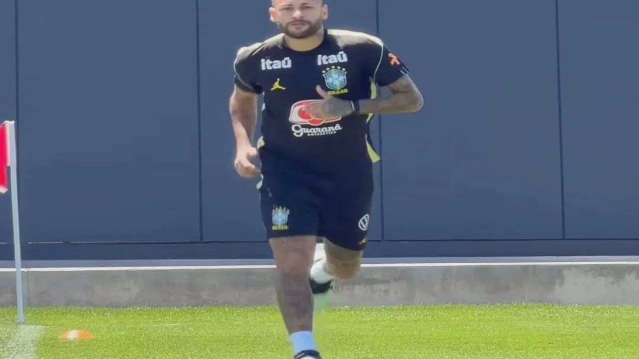 Neymar correndo de tênis no gramado do CT de Columbia Park durante treino da Seleção Brasileira na Copa 2026