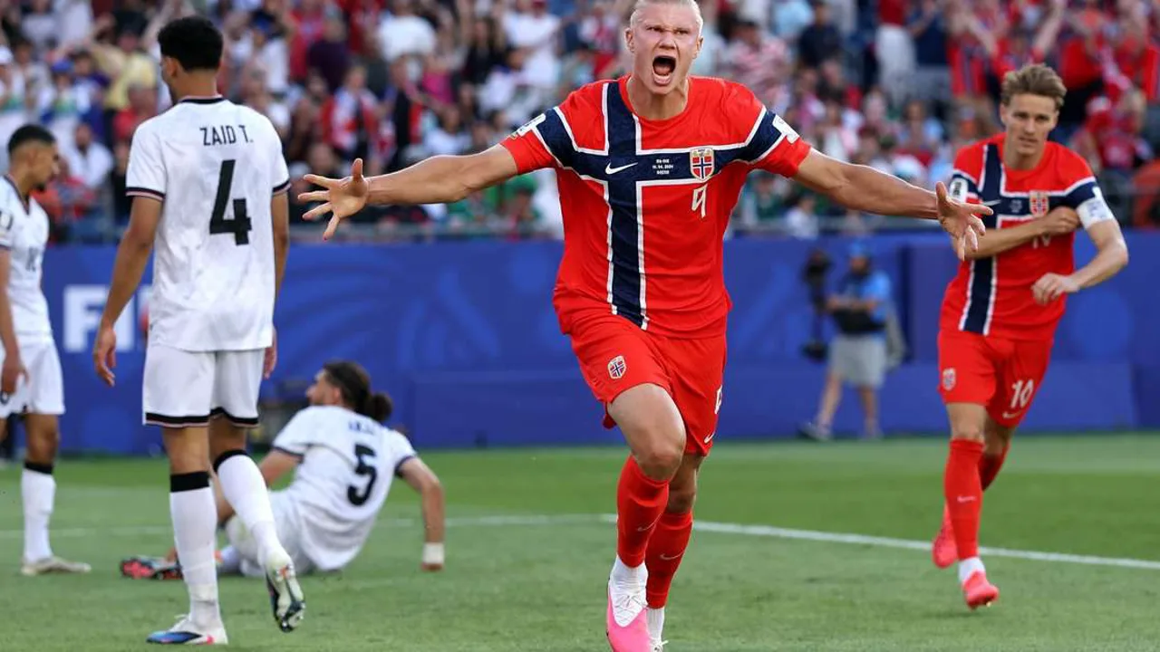 Erling Haaland comemorando gol com a camisa da Noruega no Gillette Stadium na Copa do Mundo 2026