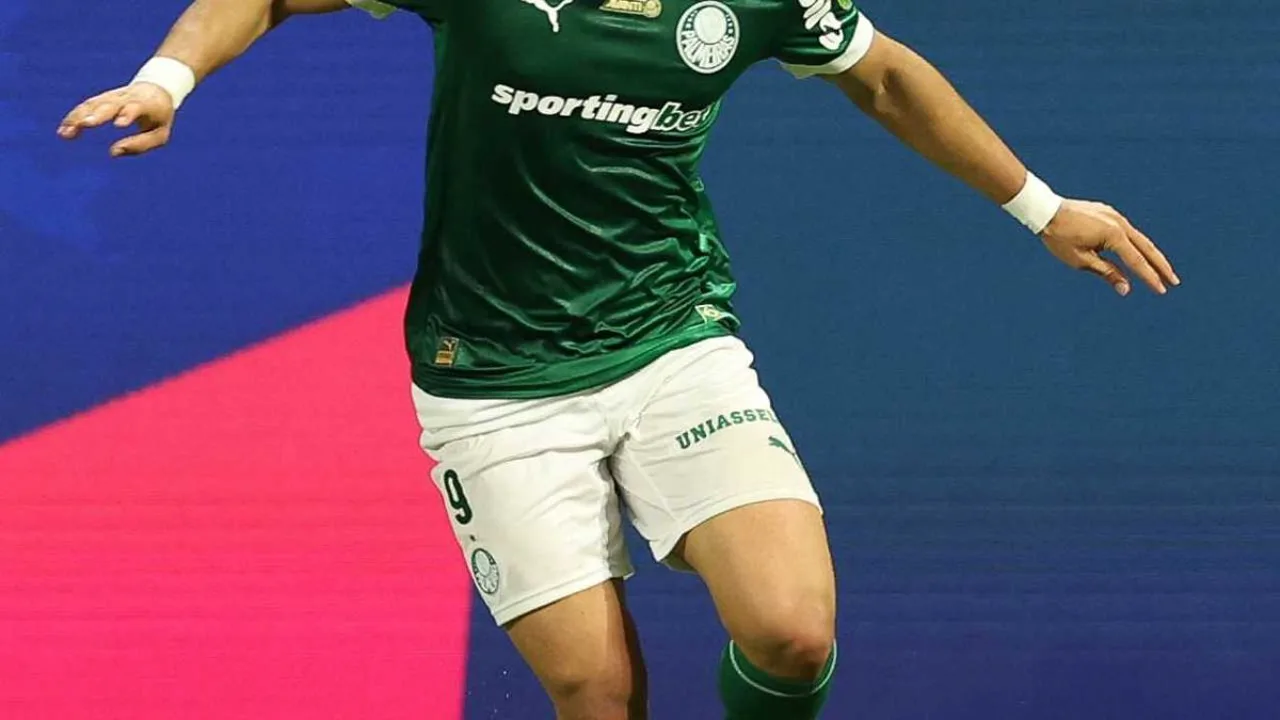 Yuri Alberto e Vitor Roque em campo pelo Brasileirão 2026, uniformes de Corinthians e Palmeiras