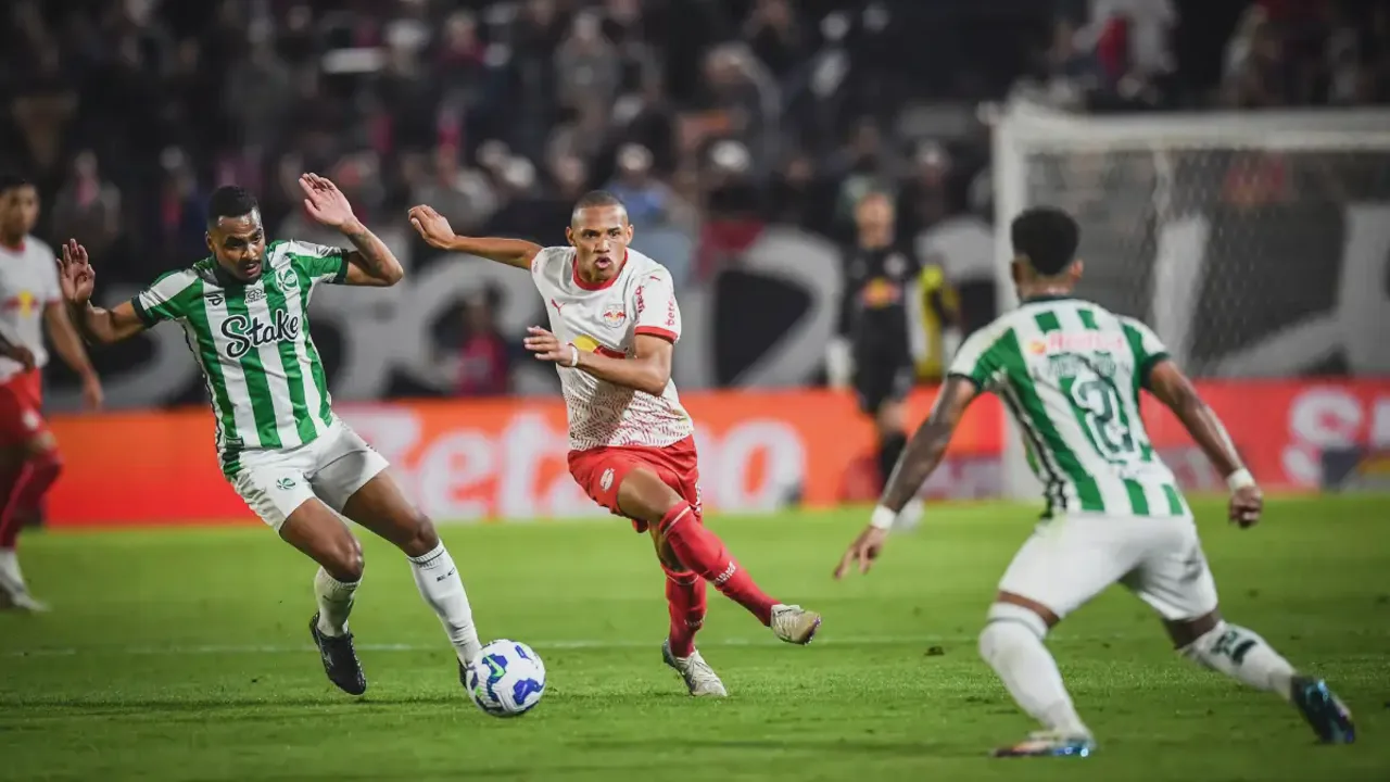 Goleiro Cleiton com a camisa do Red Bull Bragantino em posição de defesa durante partida
