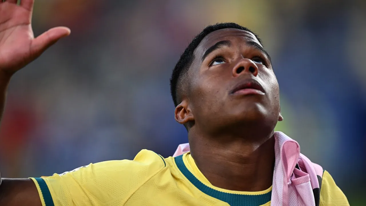 Endrick no banco de reservas durante partida da Seleção Brasileira na Copa do Mundo 2026