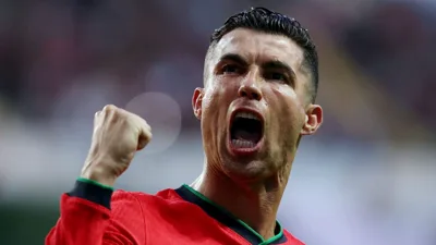 Messi tem 16 gols e CR7 ainda não marcou — quem chega primeiro ao recorde