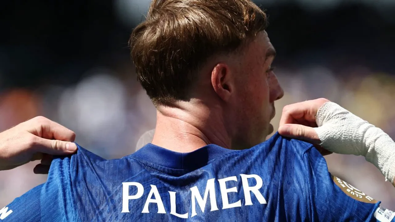 Cole Palmer com a camisa do Chelsea olhando para o campo durante partida da Premier League 2025/26