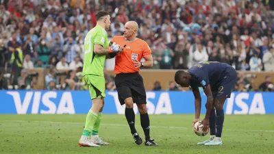 Por que o VAR ignorou a solada de Messi em Mandi e o que a regra diz