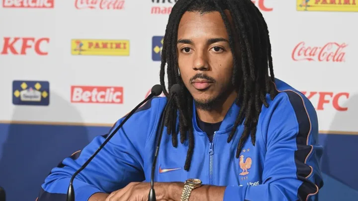 Jules Koundé, zagueiro do Nantes, em ação pela Ligue 1 com a camisa 23