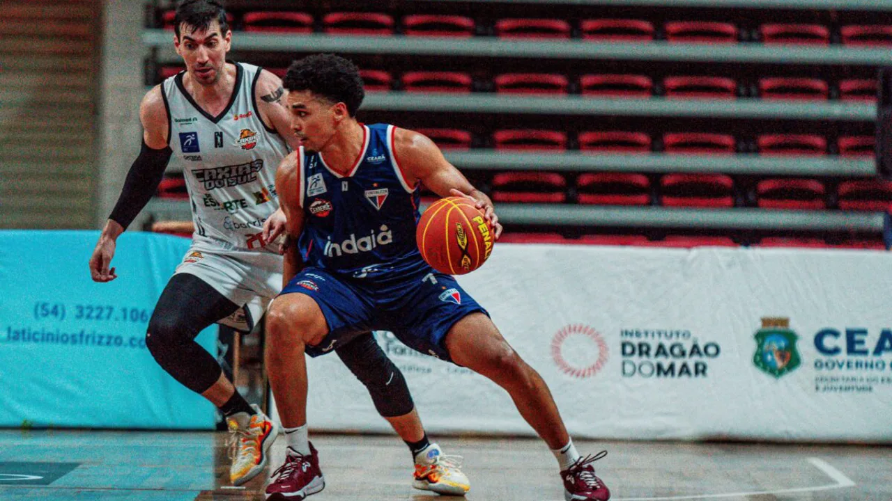 Quadra do Ginásio Poliesportivo Arnao em Santa Rosa durante partida do NBB entre União Corinthians e Cearense em dezembro de 2024