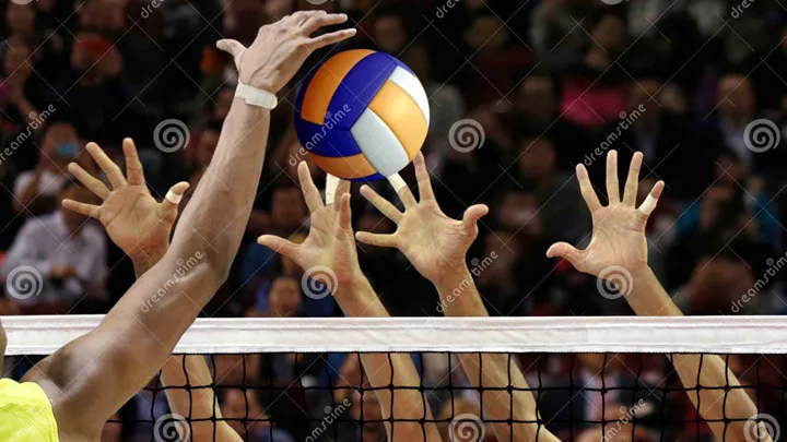 Quadra de vôlei histórica com rede baixa e bola suspensa no ar, remetendo à origem do esporte em 1895