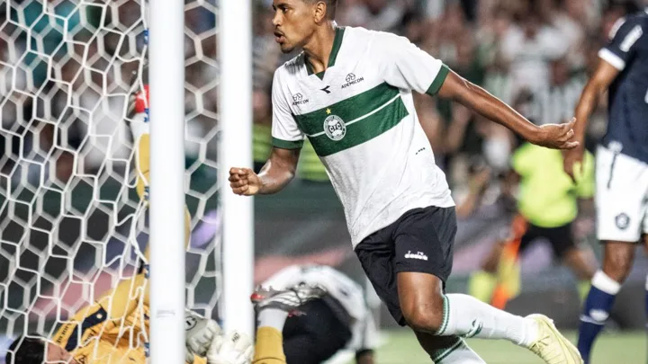 Rodrigo Moledo, zagueiro do Coritiba, em posição defensiva durante partida do Brasileirão Série A 2026
