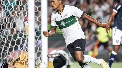 Rodrigo Moledo ainda em campo aos 38 — o que um zagueiro veterano vale na Série A